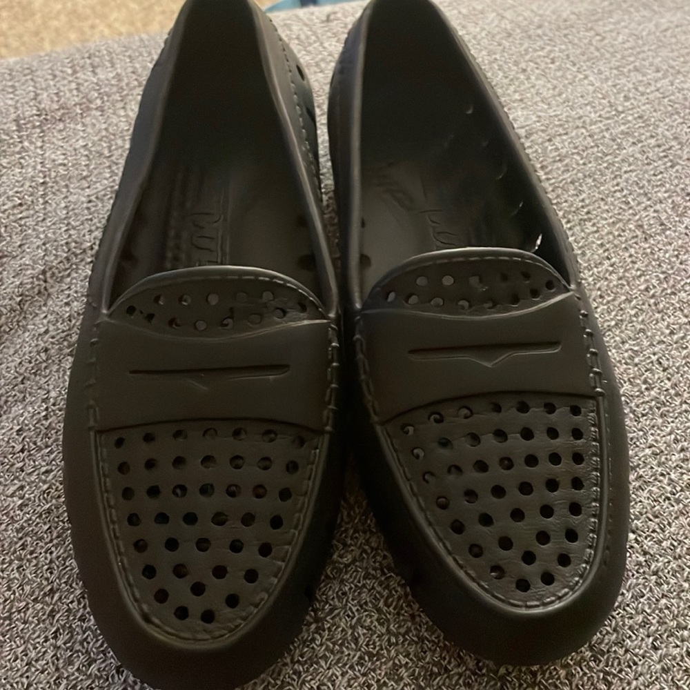 Women’s size 5 Floafers.